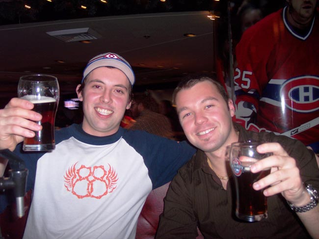 Montreal (41) - Greg et moi trinquant à la victoire des Canadiens