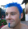 Colani avec les cheveux bleu