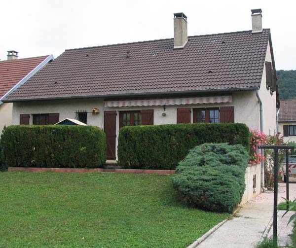 Maison derrière en été