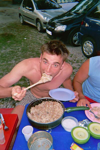 Espagne 024 - Guignol goute le poulet au curry
